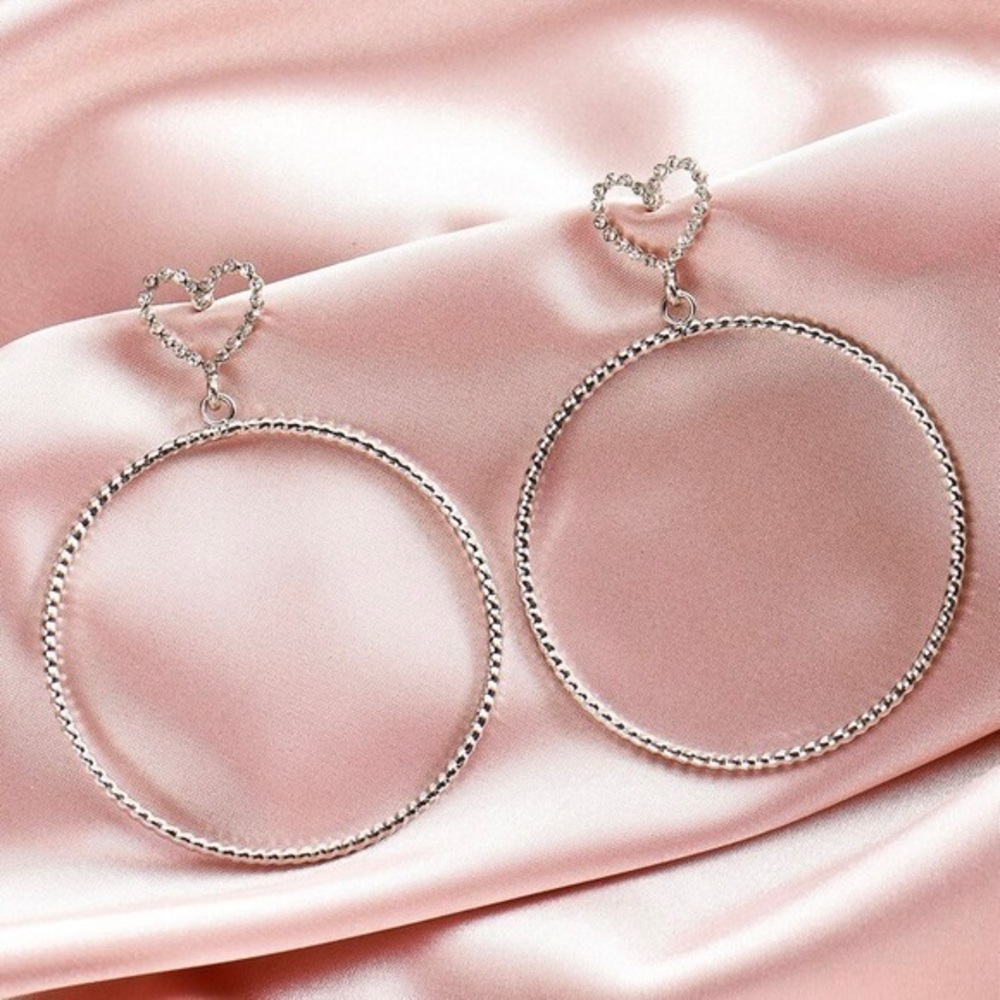 3/$30 🤍 Heart Hoop Earrings